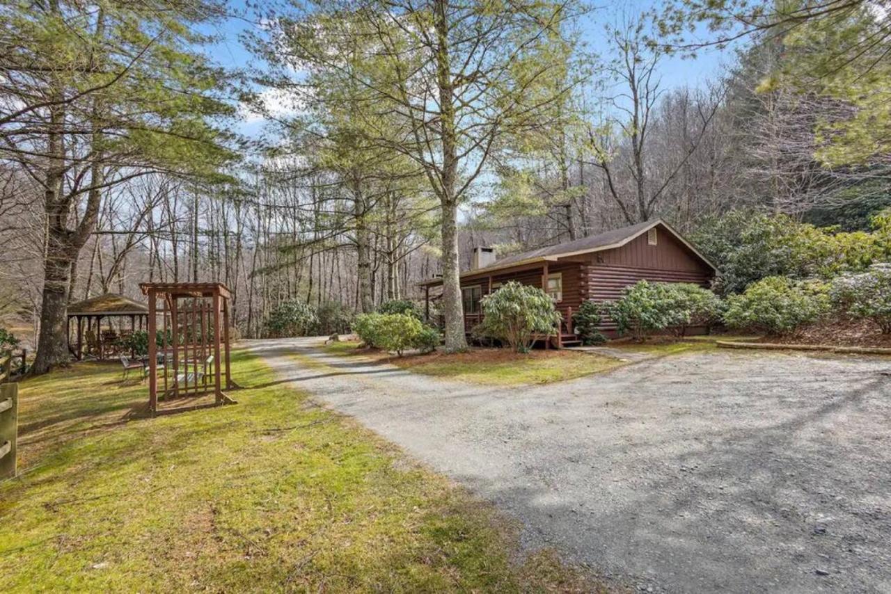 Classic Log Cabin With Fireplace On Quiet River Blowing Rock Exterior photo